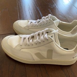 Veja V-12 White Mesh Sneaker US 7/Euro 38